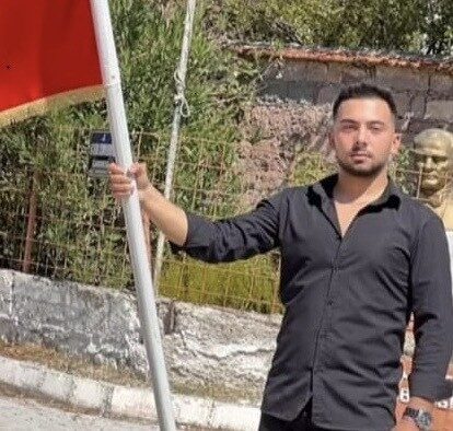 İzmir’in Dikili ilçesinde, çalıştığı tekneden balıklama denize atlayarak başını kuma