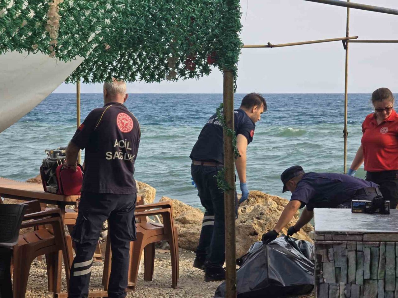 Hatay’da denize giren 79 yaşındaki yaşlı adamın cansız bedeni, kayalıklara