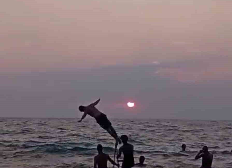 Hatay’da bir grup genç, denizde suyun içine kurdukları merdivenin üzerinden