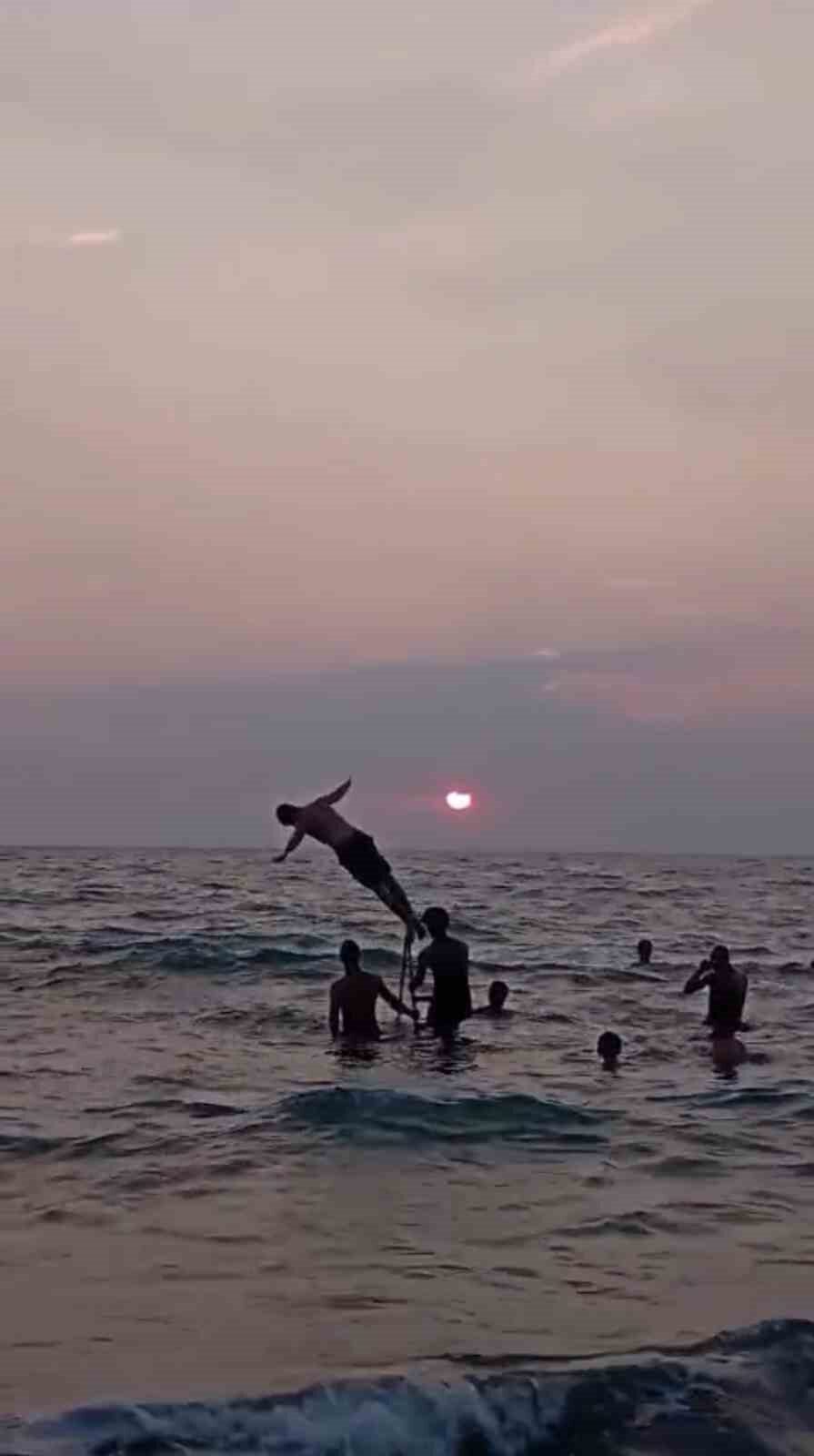 Hatay’da bir grup genç, denizde suyun içine kurdukları merdivenin üzerinden
