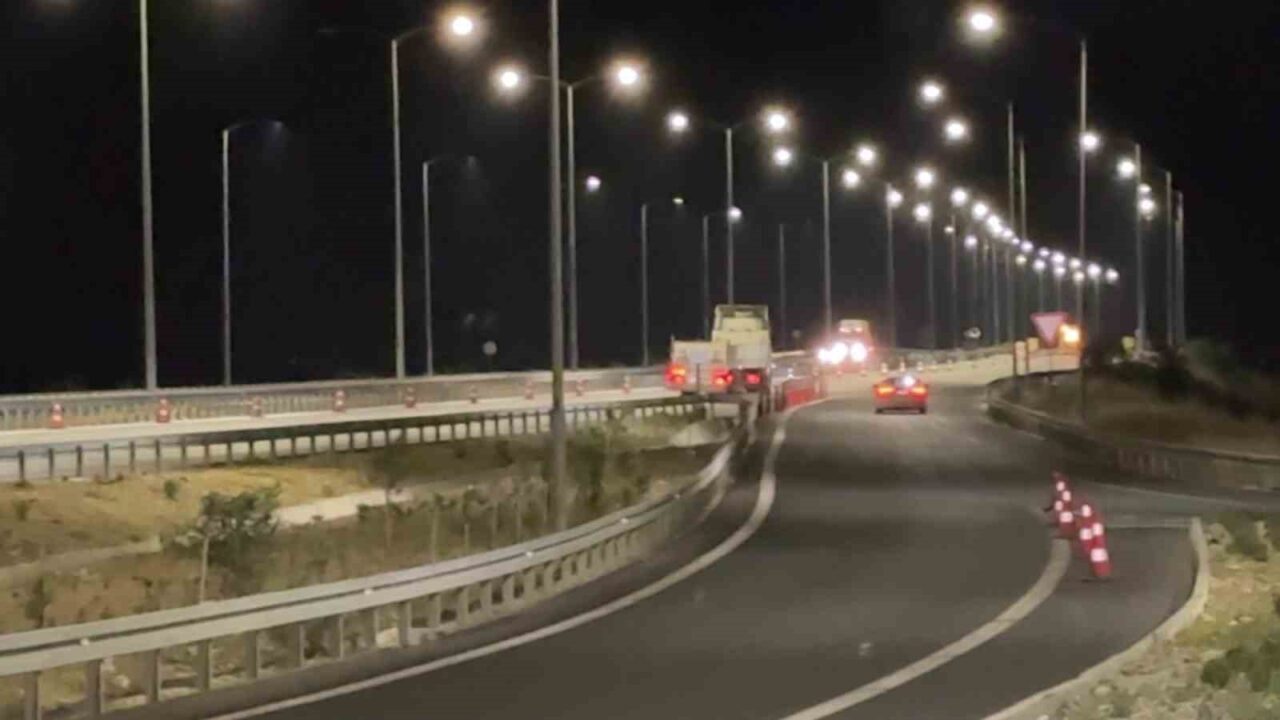 Denizli-Aydın Otoyolunda bakım çalışması nedeniyle tek şeritten verilen trafikte, yola