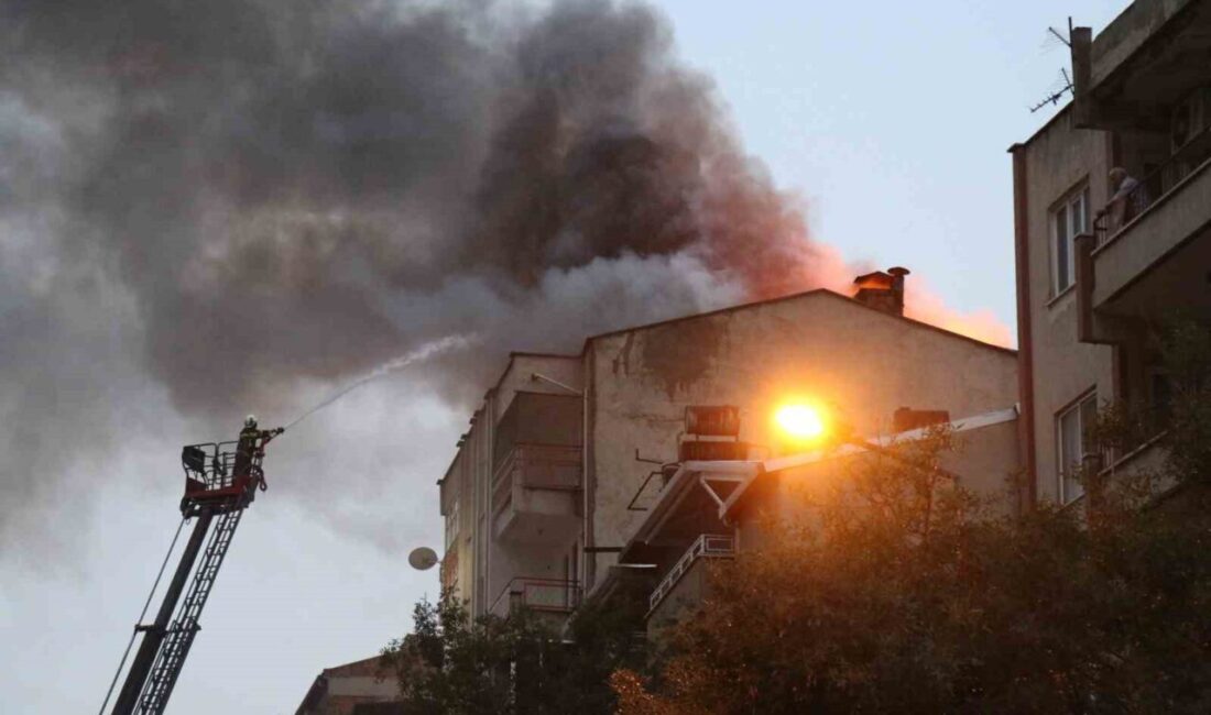 Denizli’de 7 katlı bir apartmanın çatı katında başlayan yangın kısa