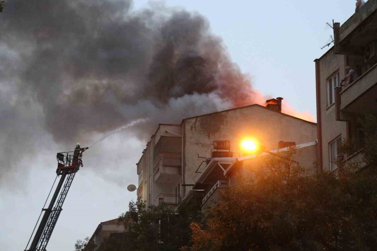 Denizli’de 7 katlı bir apartmanın çatı katında başlayan yangın kısa