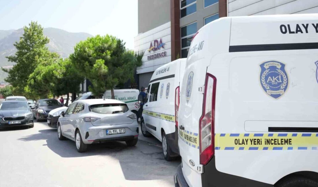 Denizli’nin Pamukkale ilçesinde bir polis memuru, yaşadığı apartta ölü bulundu.