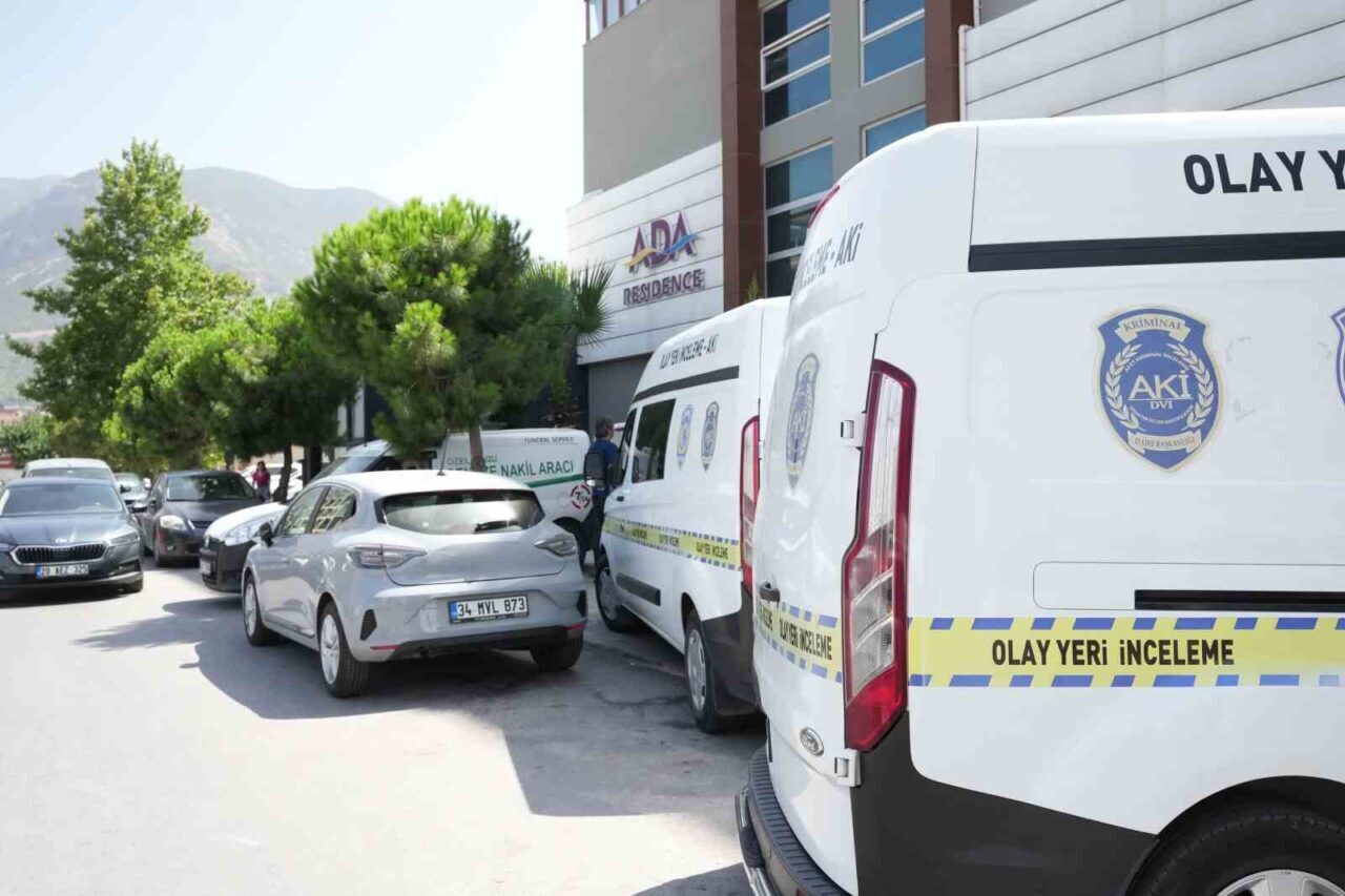 Denizli’nin Pamukkale ilçesinde bir polis memuru, yaşadığı apartta ölü bulundu.