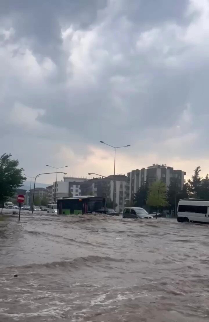Denizli’de akşam saatlerinde etkili olan sağanak hayatı olumsuz etkiledi. Ulaşımda
