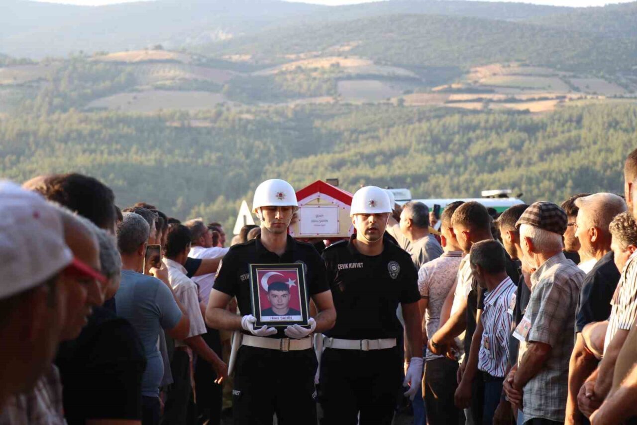 Eskişehir’deki orman yangınına takviye amacıyla Denizli’den giden ve alevlerin arasında