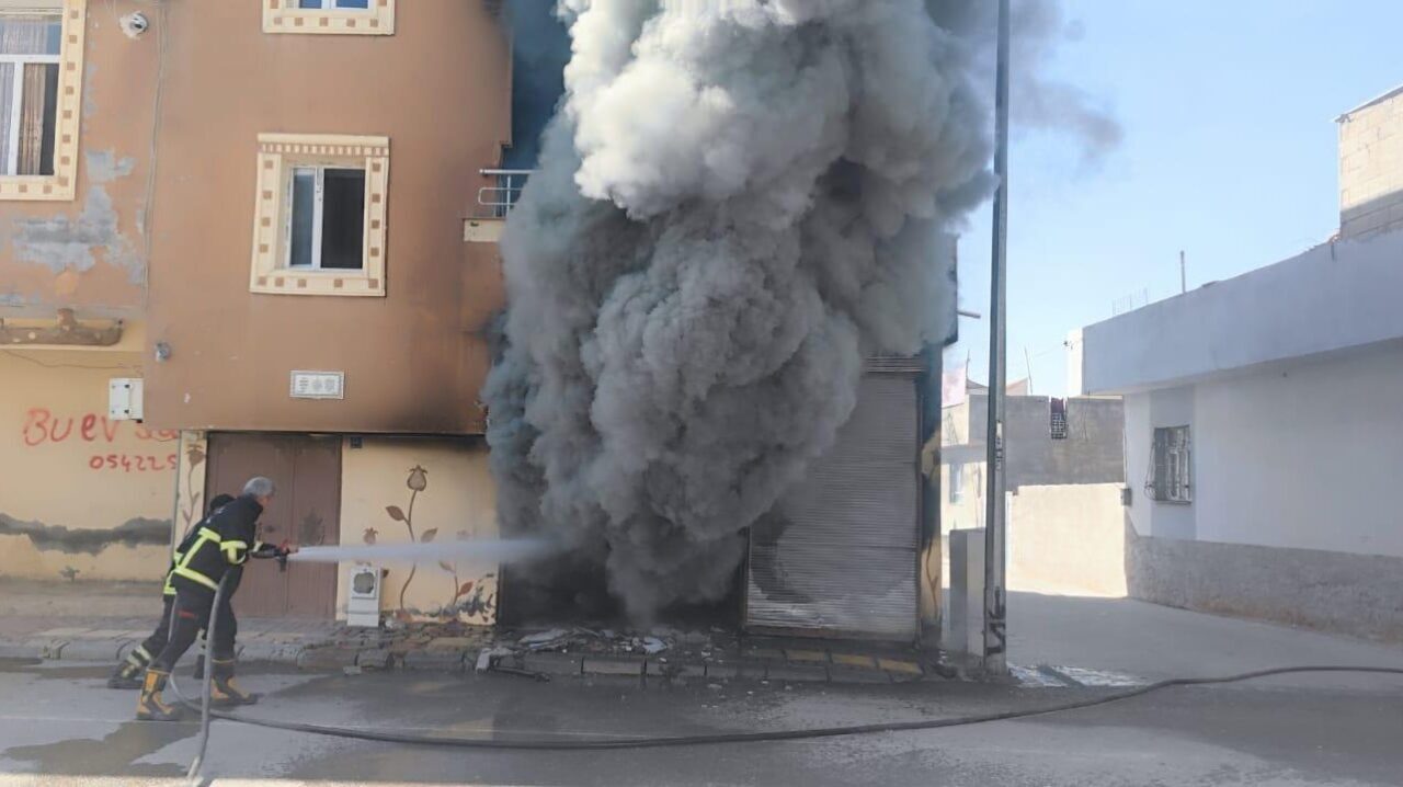 Şanlıurfa’nın Ceylanpınar ilçesinde bir depoda çıkan yangın itfaiye ekiplerinin müdahalesi