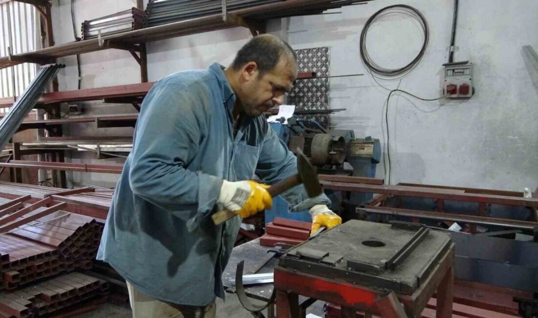 Malatya’da demirci ustası Halil Karaaslan, 6 Şubat depremlerinden sonra işlerinin