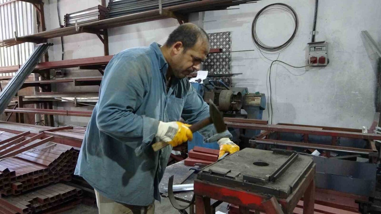 Malatya’da demirci ustası Halil Karaaslan, 6 Şubat depremlerinden sonra işlerinin
