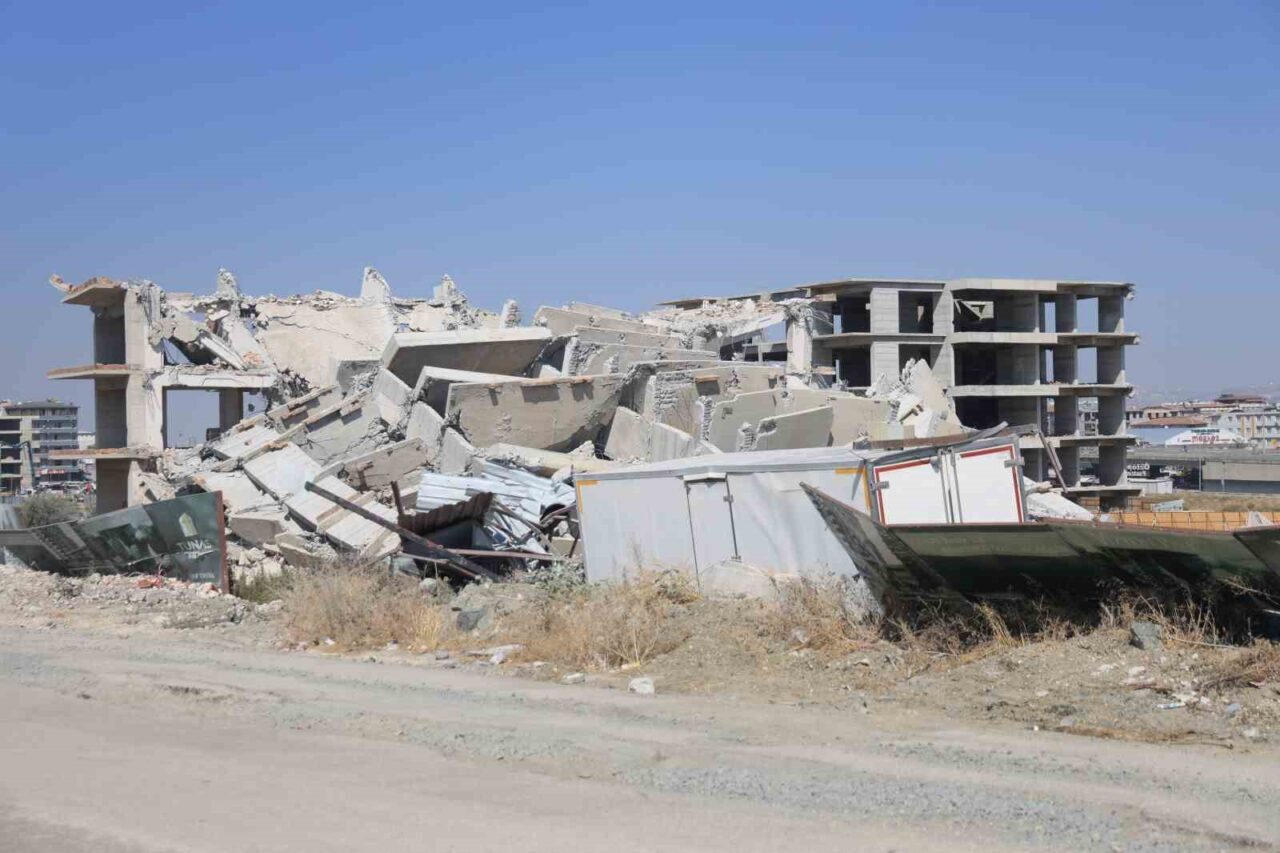 Hatay’ın Antakya ilçesinde 12 katlı binanın iş makinesinin darbesiyle yıkımı