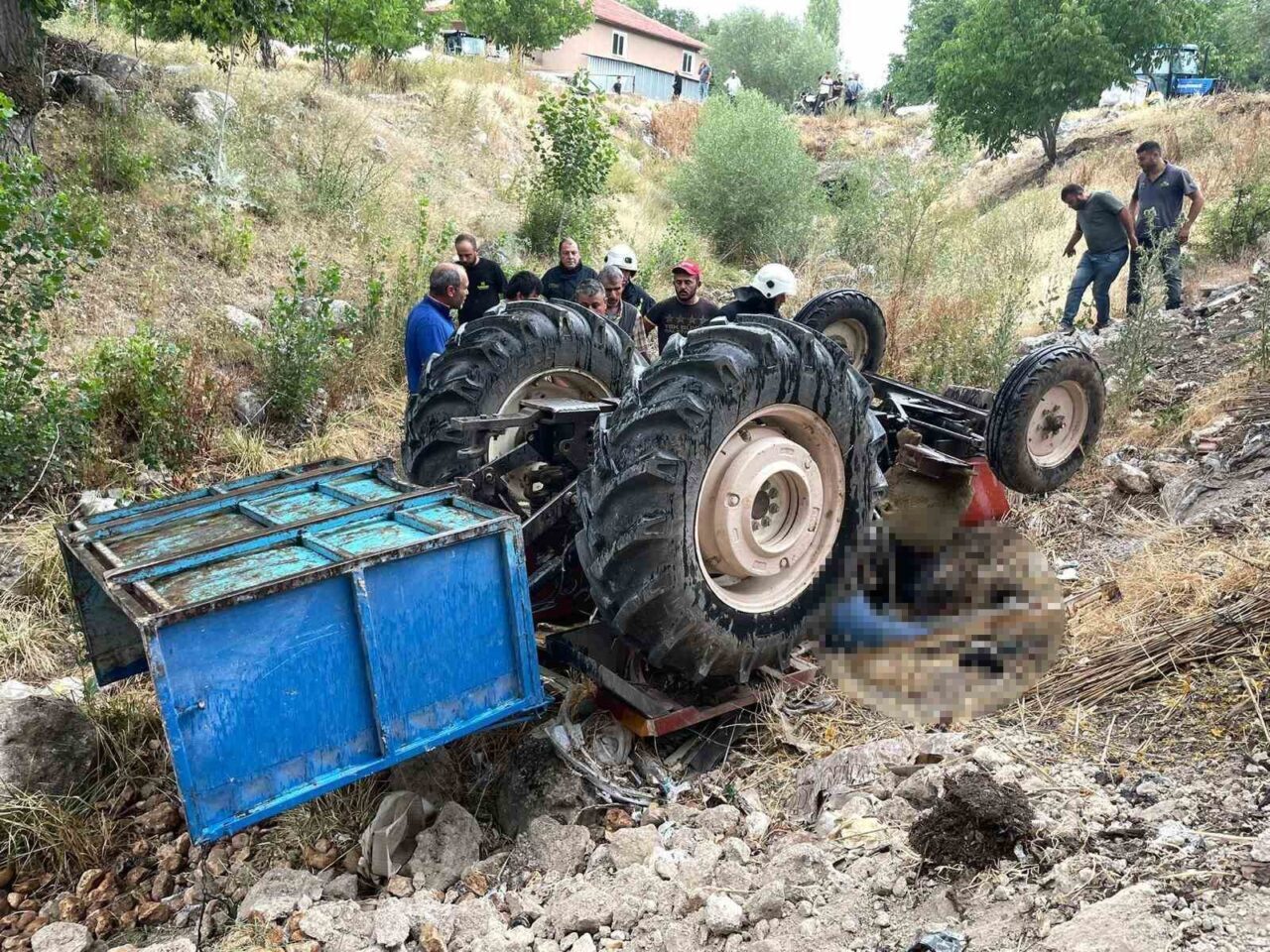 Burdur’da tarladan topladığı taşları dere kenarına boşaltmak isterken traktörün devrilmesi