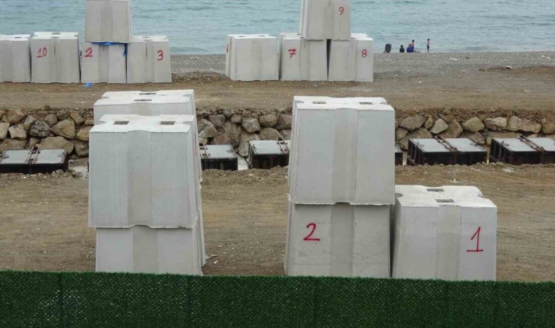 Trabzon’un önemli balıkçı limanlarından Faroz Limanı’nın dev dalgalardan etkilenmemesi için