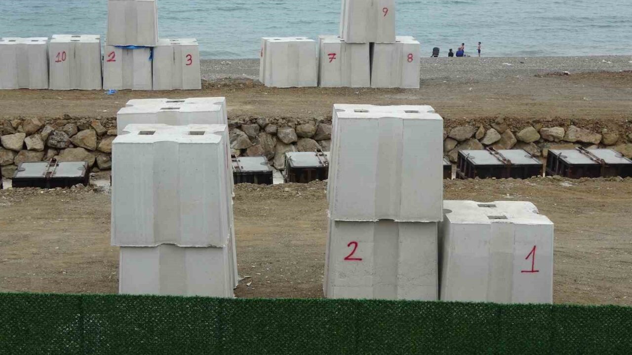 Trabzon’un önemli balıkçı limanlarından Faroz Limanı’nın dev dalgalardan etkilenmemesi için