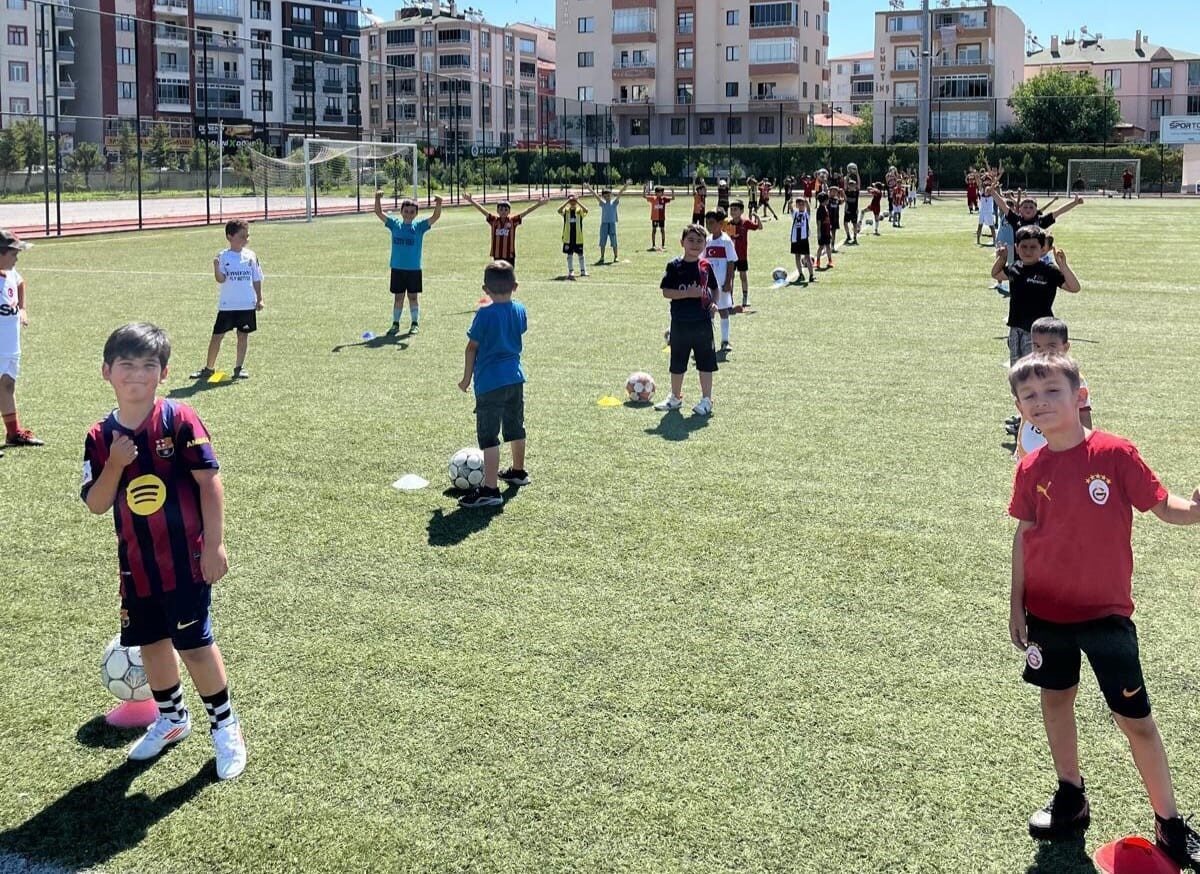 Develi’de düzenlenen Yaz Spor Okulları’na öğrencilerden yoğun katılım sağlandı. Develi
