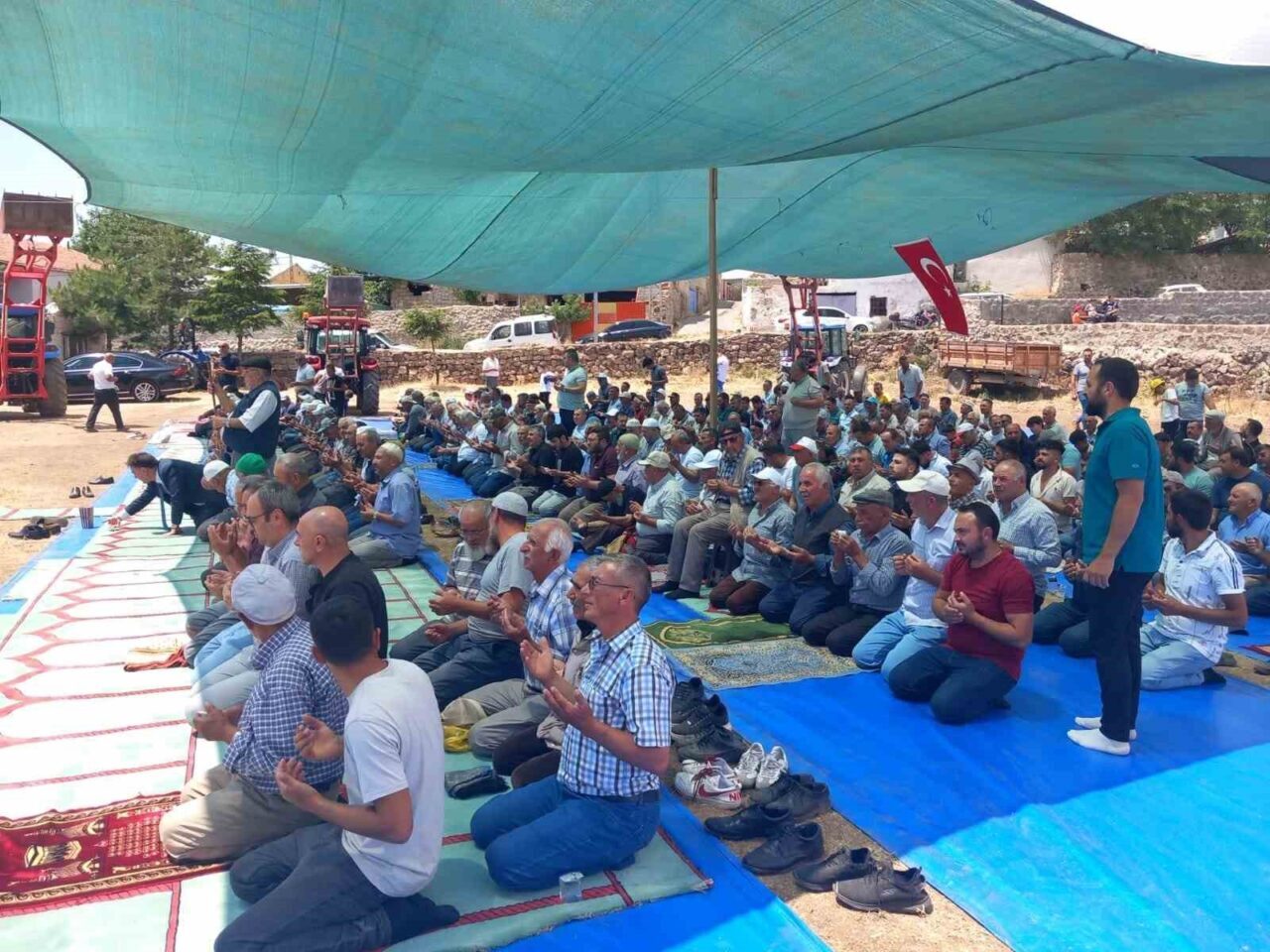 Kayseri’nin Develi ilçesine bağlı Çomaklı köyünde eller semaya yağmur için