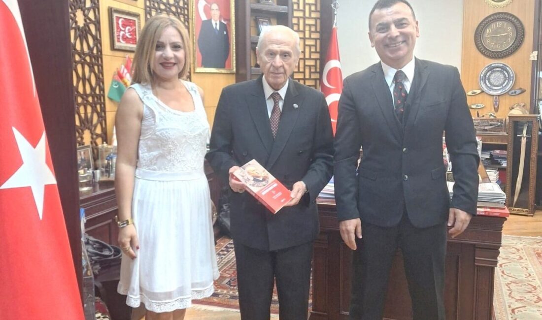 Ege Üniversitesi İletişim Fakültesi Dekanı Prof. Dr. Bilgehan Gültekin ve