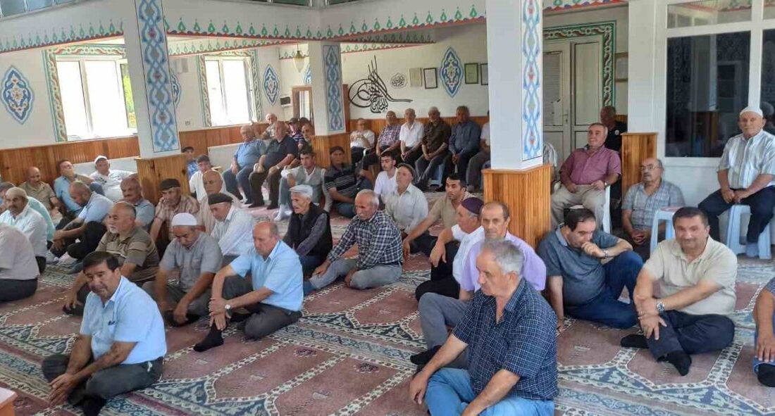 Devrek’te düzenlenen aşure programında köylü vatandaşlar bir araya geldiler. Zonguldak’ın