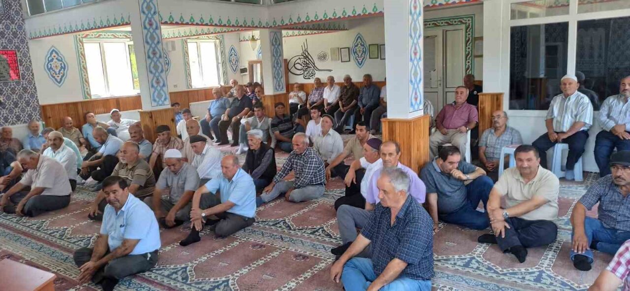 Devrek’te düzenlenen aşure programında köylü vatandaşlar bir araya geldiler. Zonguldak’ın