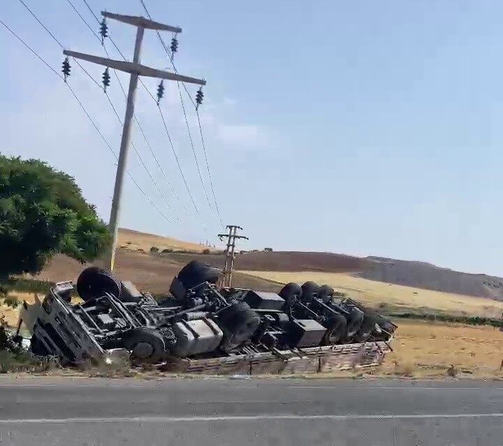 Adıyaman’da, direksiyon hakimiyeti kaybolduktan sonra devrilen kamyonun sürücüsü yaralandı. Edinilen
