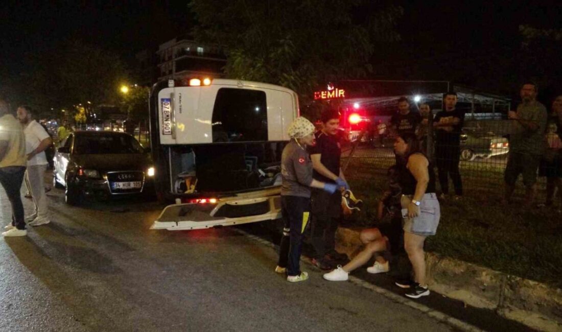 Antalya’da otomobille çarpışan servis minibüsü orta refüje çarparak yan yattı.