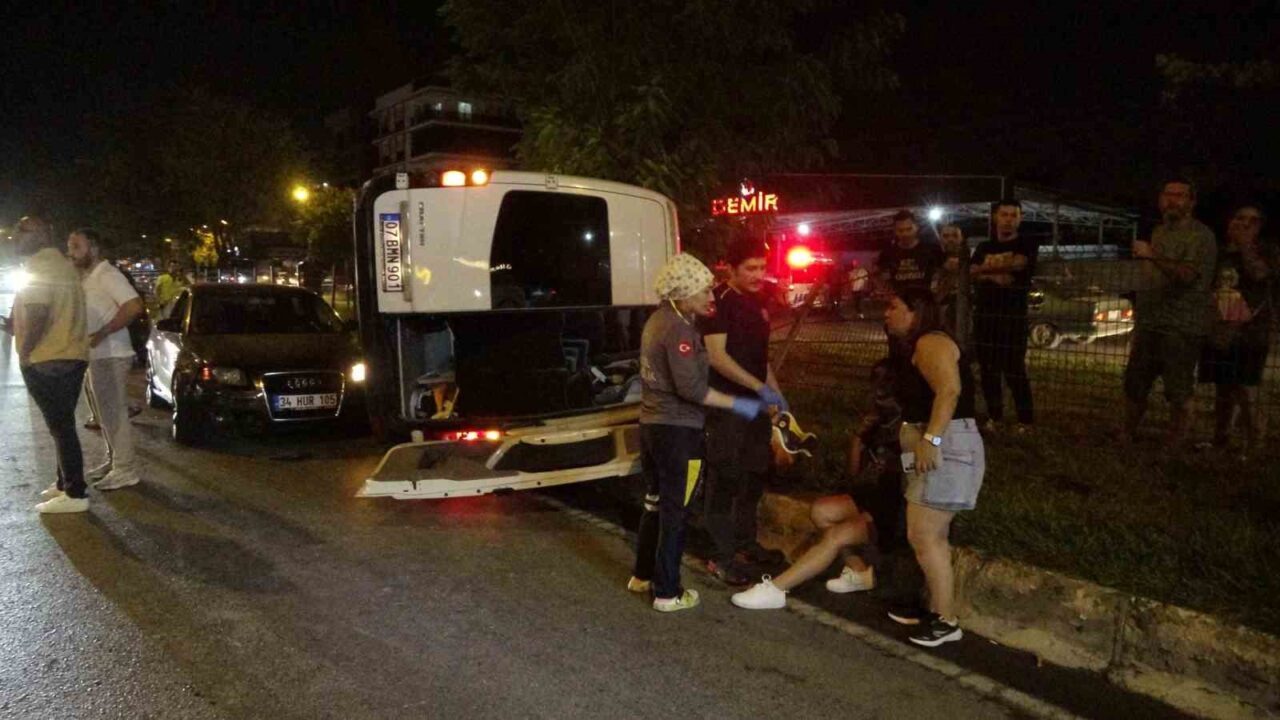 Antalya’da otomobille çarpışan servis minibüsü orta refüje çarparak yan yattı.