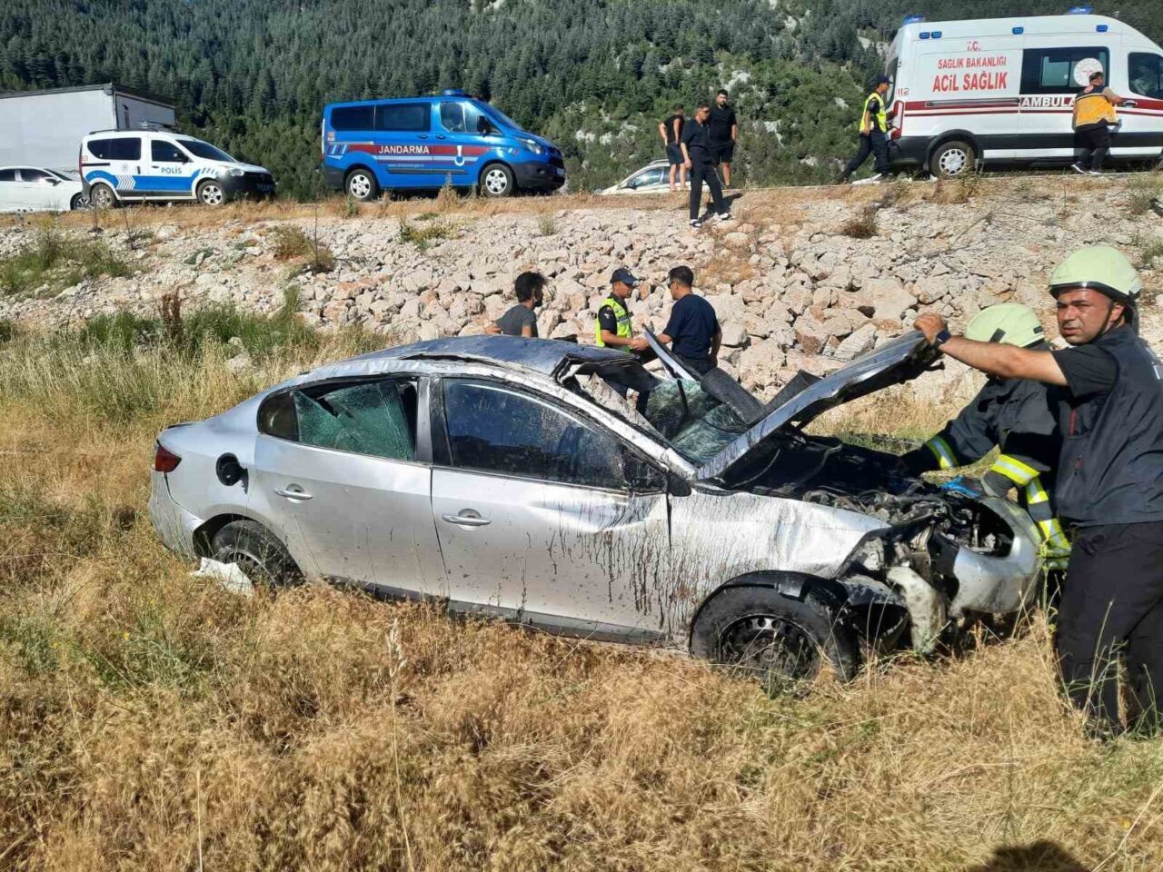 Konya’nın Derebucak ilçesinde tarlaya devrilen otomobildeki aynı aileden 1’i bebek