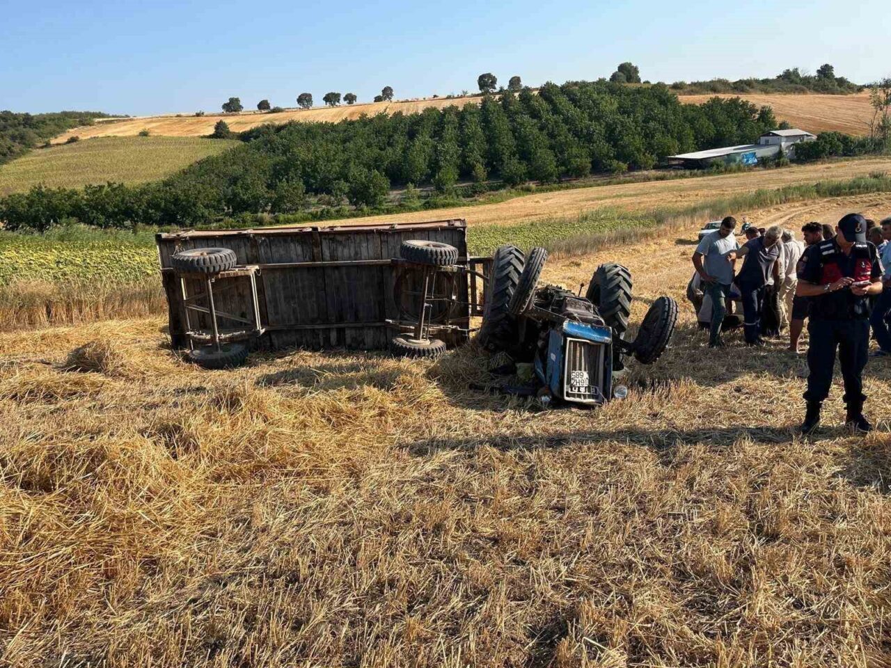 Mustafakemalpaşa Adaköy Mahallesi’nde devrilen traktörün altında kalan kişi, hayatını kaybetti.