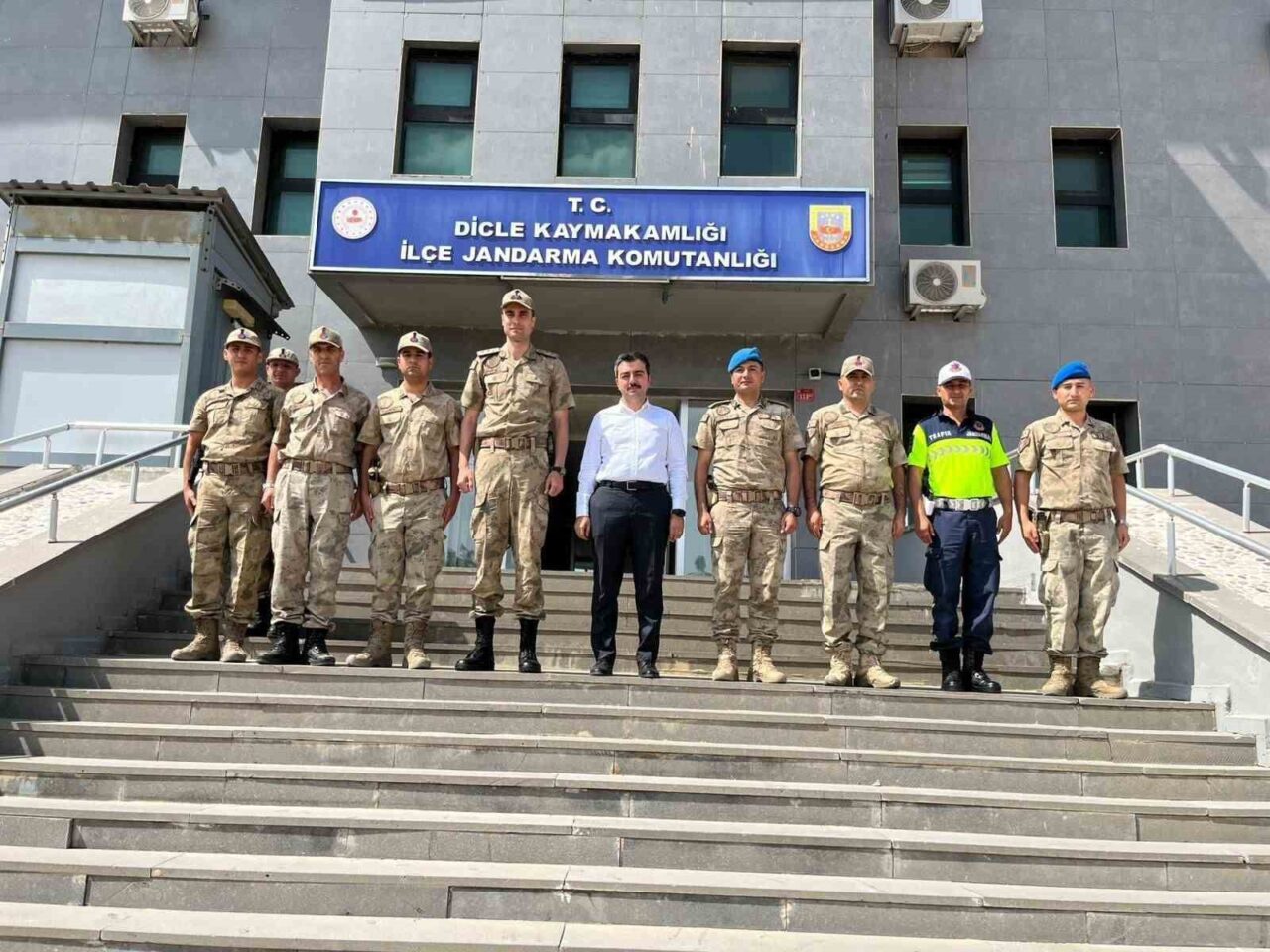 Diyarbakır’ın Dicle Kaymakamı Mustafa Atış, Dicle İlçe Jandarma Komutanlığını ziyaret
