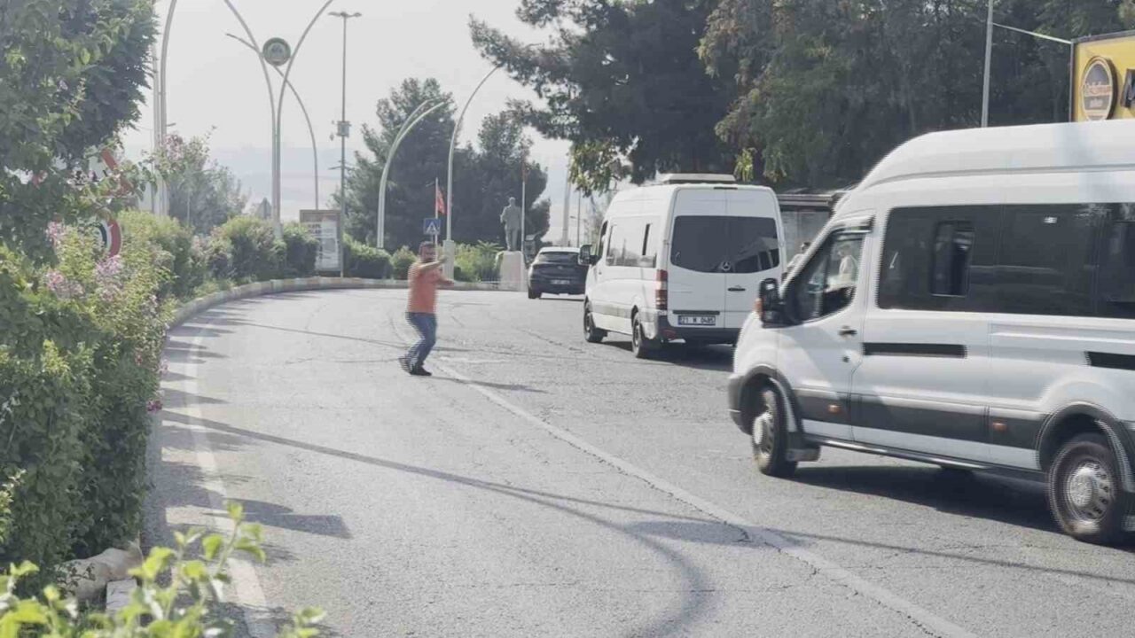 Diyarbakır’da Dicle Üniversitesi yerleşkesi içinde yaya geçişleri ciddi bir sorun