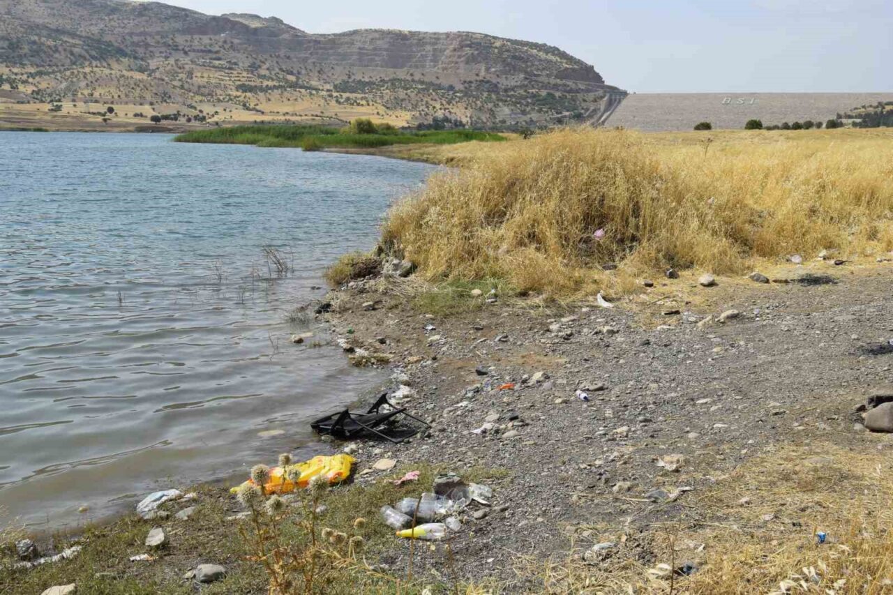 Diyarbakır’da vatandaşlar, piknik yapmak için gittiği Dicle ilçesindeki Kıralkızı Barajı’nın