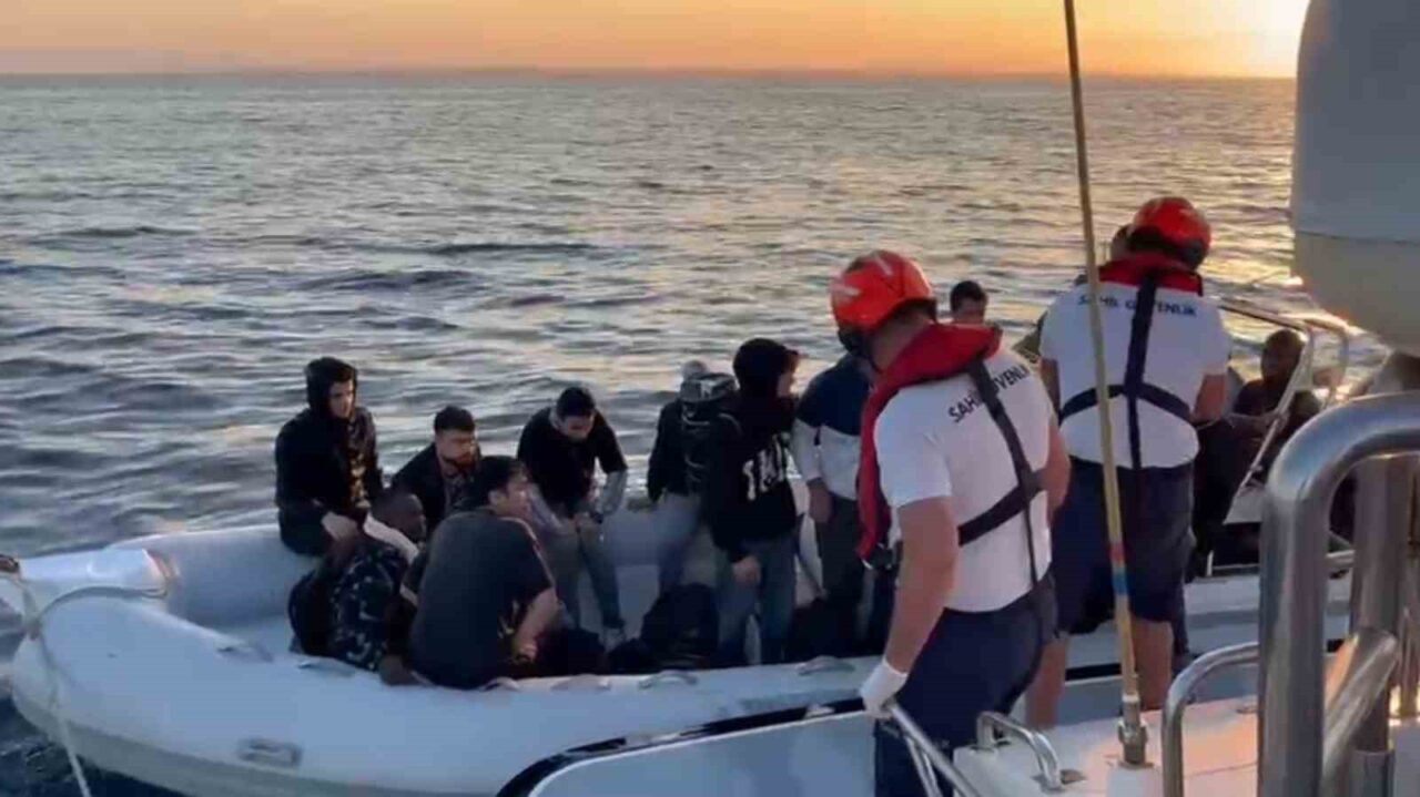 Aydın’ın Didim ilçesi açıklarında lastik bot içerisindeki 21 düzensiz göçmen