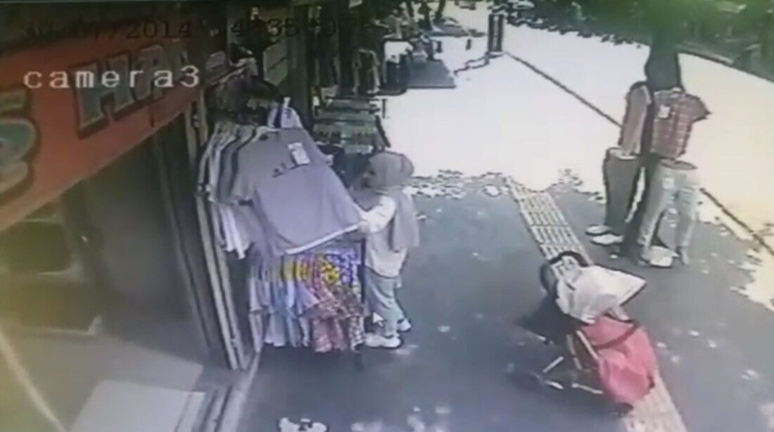 Bingöl’de bir yandan telefonla konuşan diğer yandan da kıyafet seçen