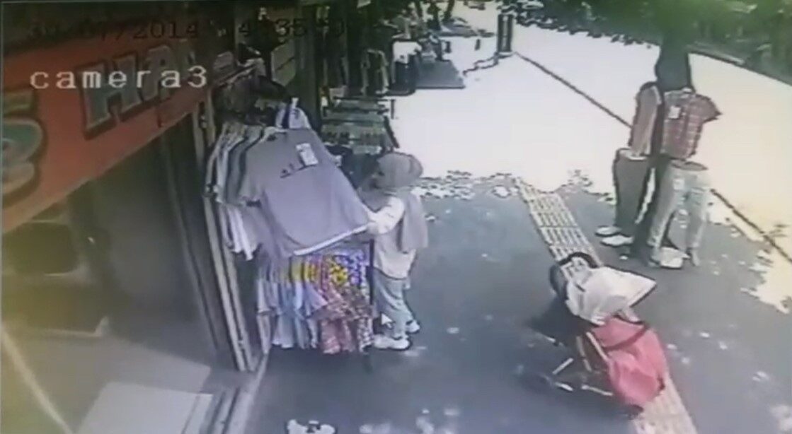 Bingöl’de bir yandan telefonla konuşan diğer yandan da kıyafet seçen