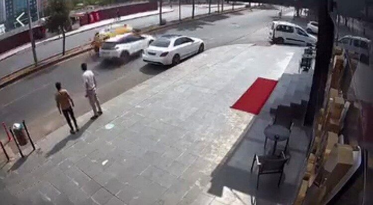 Diyarbakır’da ayna kontrolü yapmadan yola fırlayan sürücü aynı yönden gelen