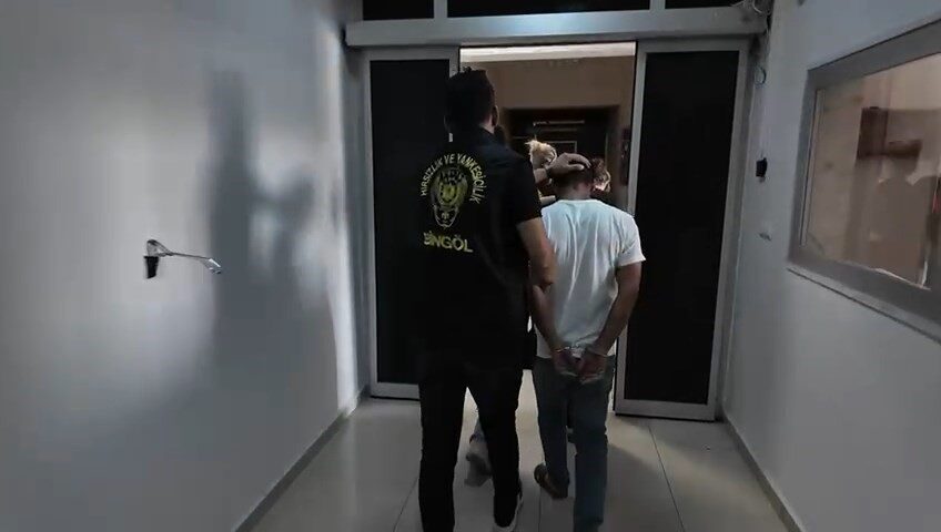 Bingöl’de dilencilik bahanesiyle evlere giren ve 1 milyon lira değerinde