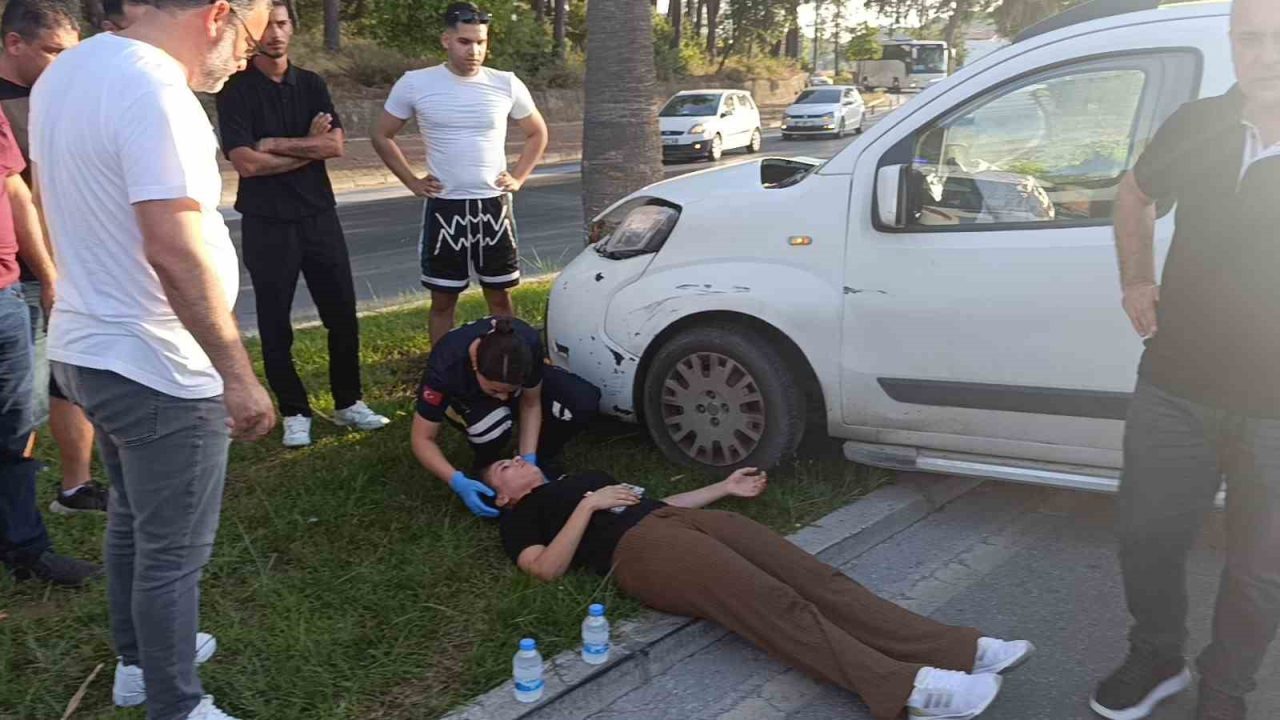 Manavgat Titreyengöl Caddesi’nde sürücüsünün direksiyon hakimiyetini kaybettiği hafif ticari araç,