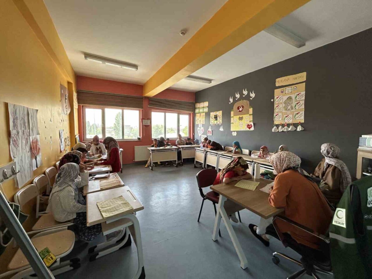 Ağrı’nın Diyadin ilçesinde faaliyet gösteren Gençlik Merkezi, yaz tatilini verimli