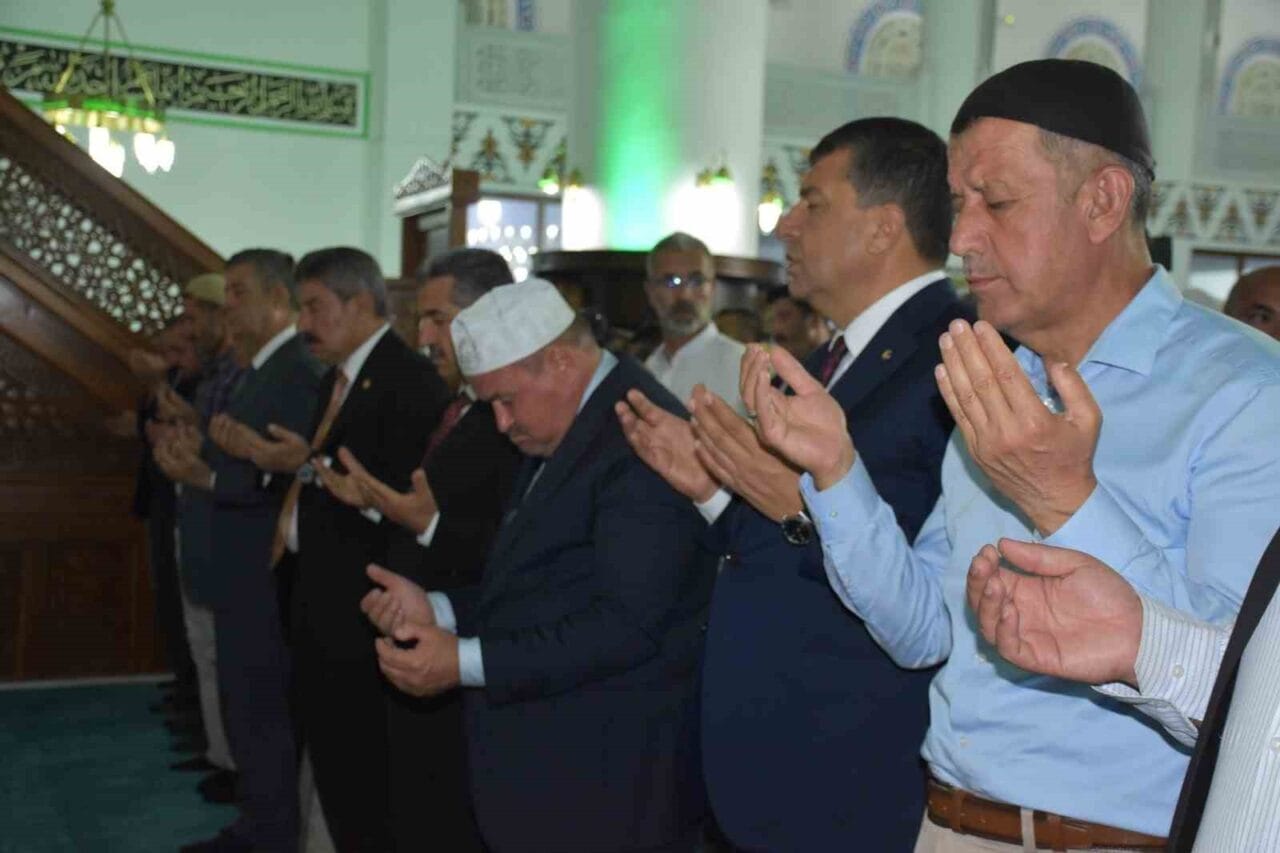 Diyanet İşleri Başkanı Ali Erbaş, Şırnak Ulu Camii’nde yatsı namazını