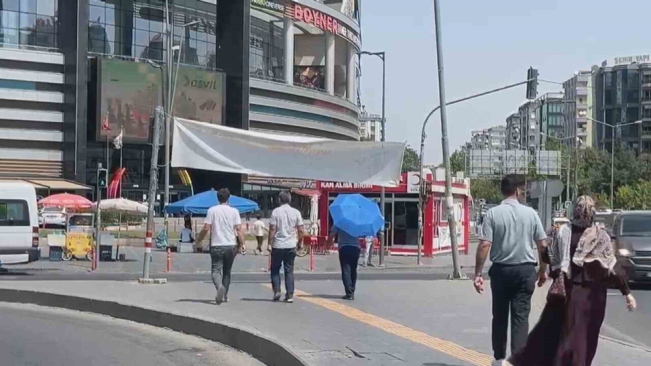 Diyarbakır’da sıcaktan korunmaya çalışan vatandaşlardan kimi AVM’ye sığındı, kimi de