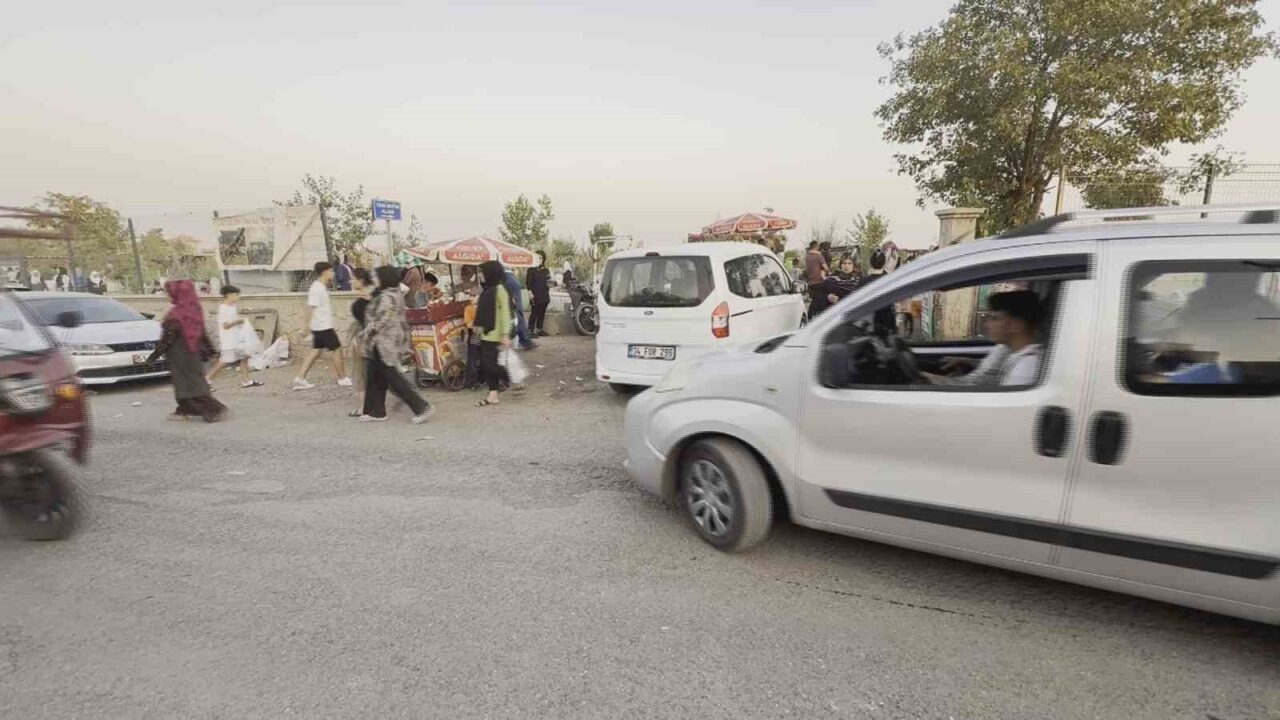 Diyarbakır’ın Bağlar ilçesinde bulunan Yeniköy Mezarlığı’nda yaşanan düzensizlikler, vatandaşların tepkisini
