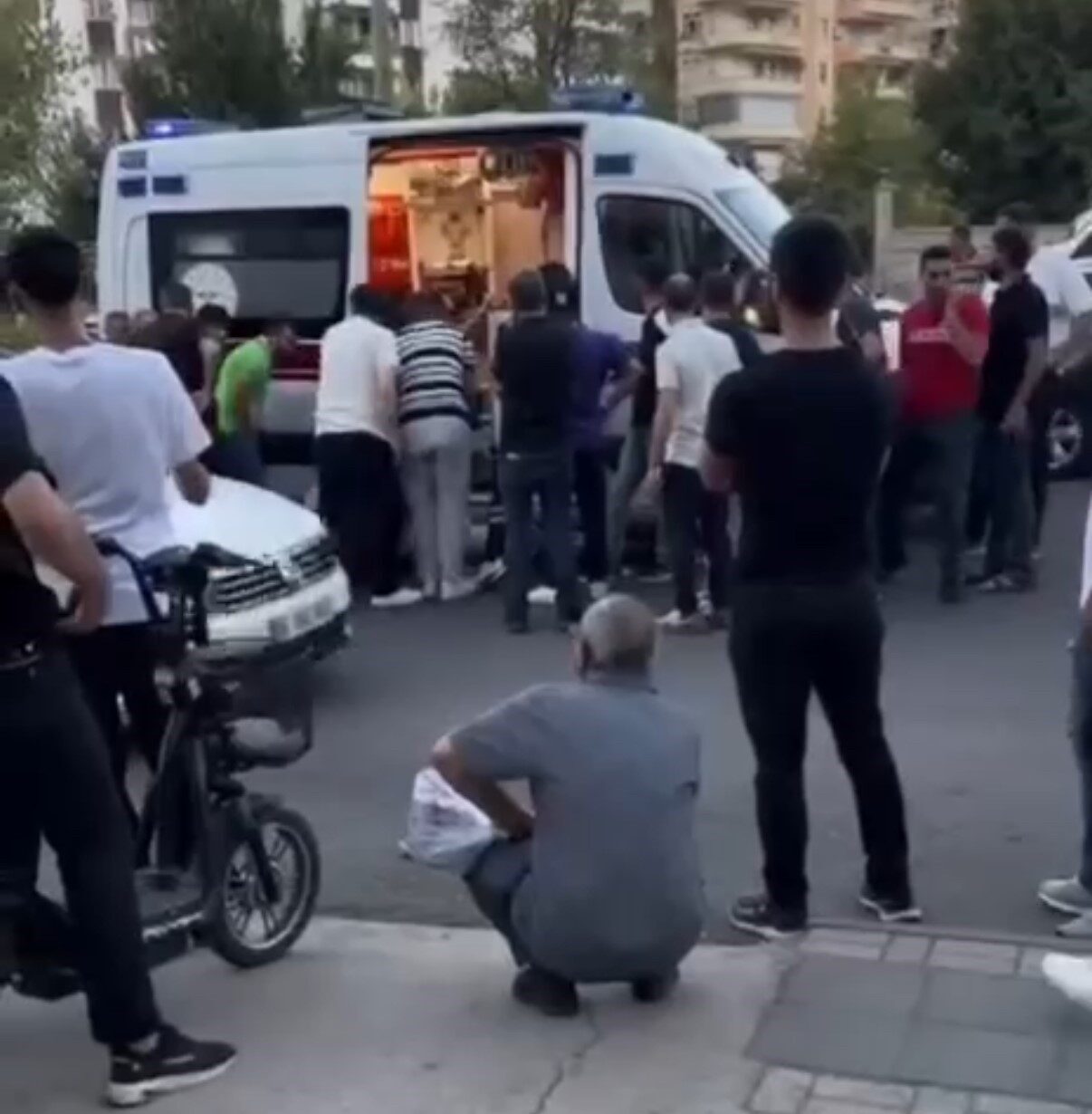 Diyarbakır’ın merkez Kayapınar ilçesinde akraba aileler arasında çıkan silahlı kavgada