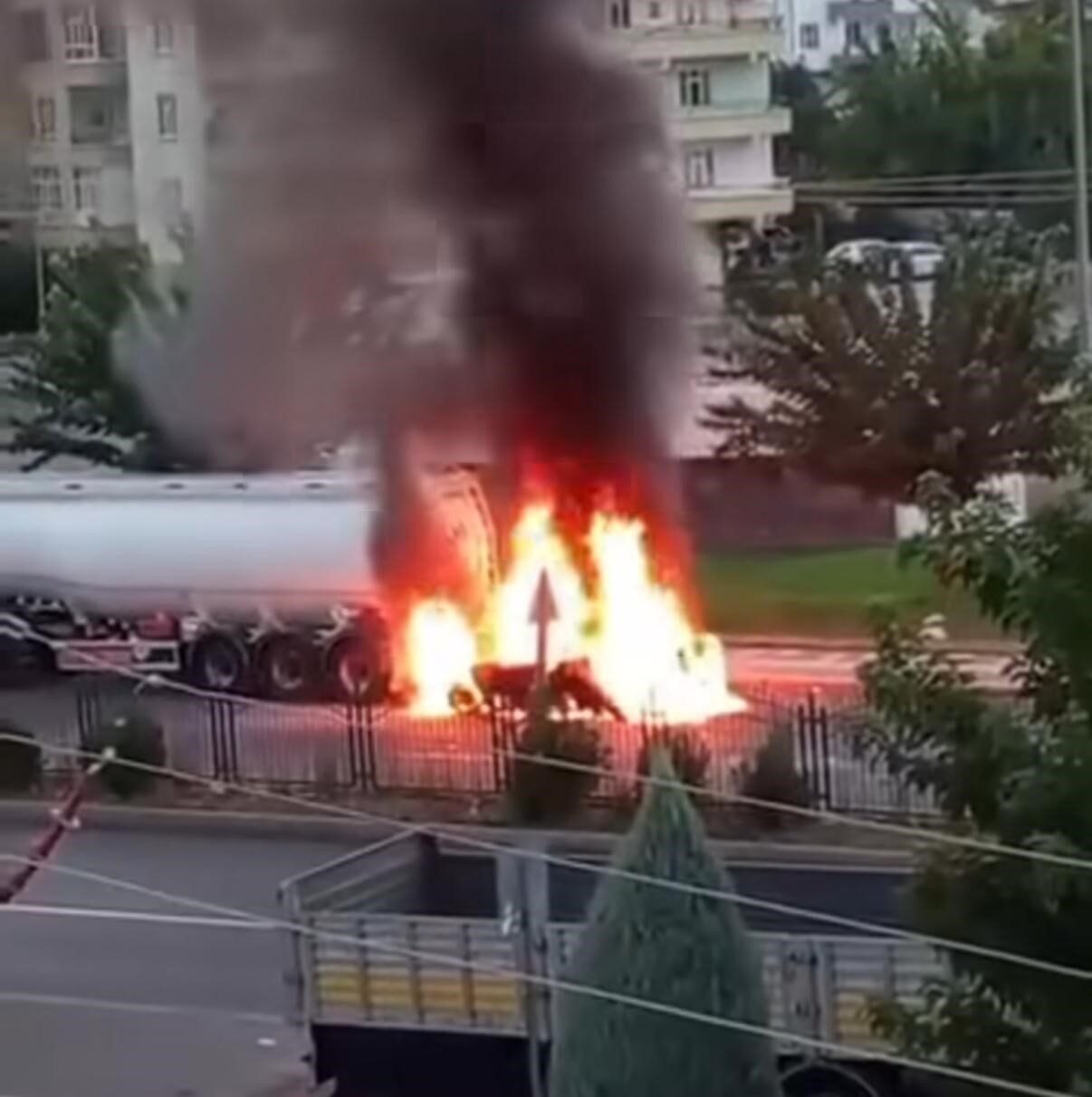 Diyarbakır’ın merkez Kayapınar ilçesinde alevlere teslim olan otomobilin patlama anı