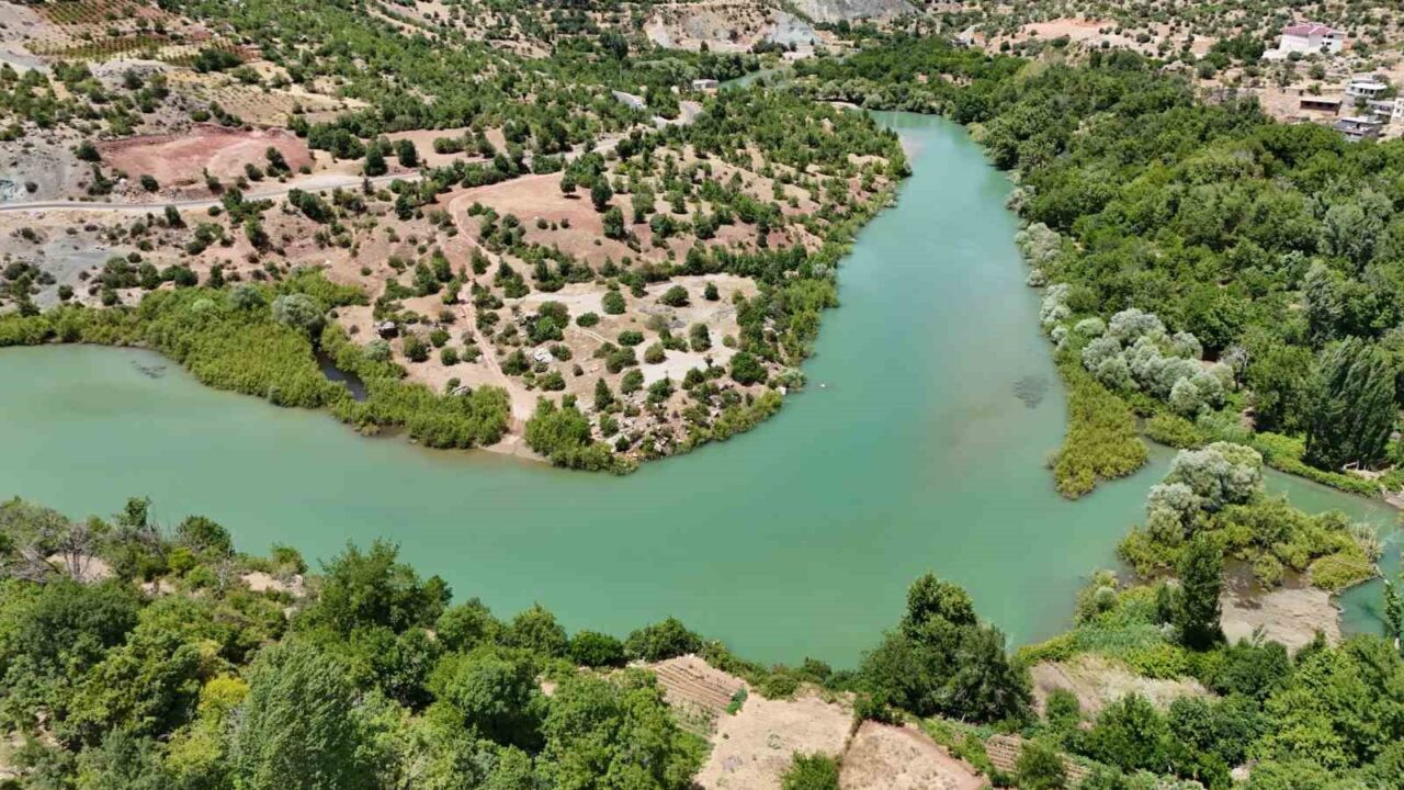 Diyarbakır’ın Dicle ilçesinde berrak suyu ve yeşilliğiyle göz kamaştıran Değirmenli