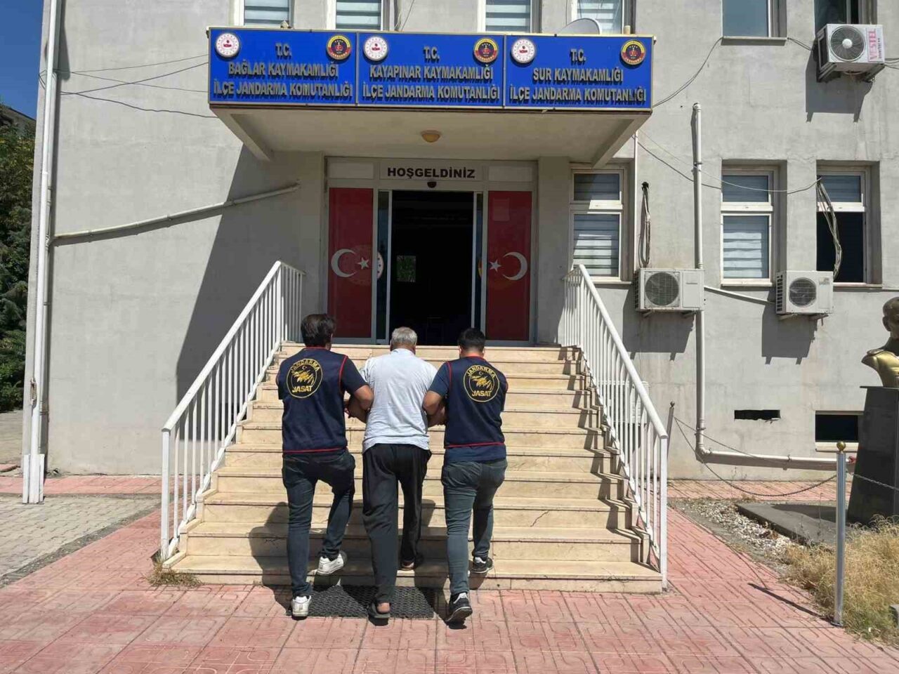 Diyarbakır’da çeşitli suçlardan haklarında kesinleşmiş hapis cezası bulunan 4 kişi,