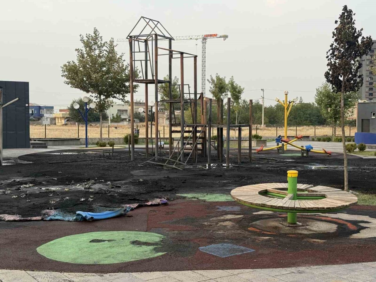 Diyarbakır’ın merkez Yenişehir ilçesinde bulunan çocuk parkı, alevlere teslim olarak
