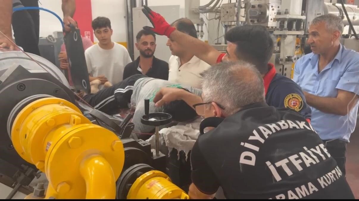 Diyarbakır’da elini levha kesme makinesine kaptıran işçi, itfaiye ve sağlık