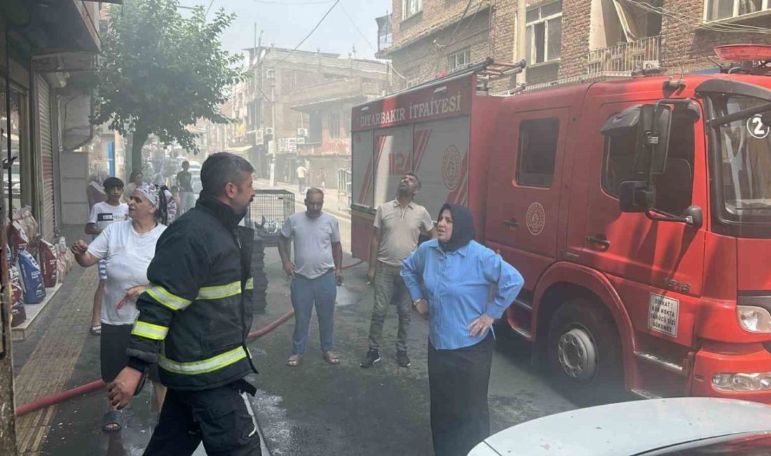 Diyarbakır’ın merkez Bağlar ilçesinde bir evde çıkan yangın sonucu cadde