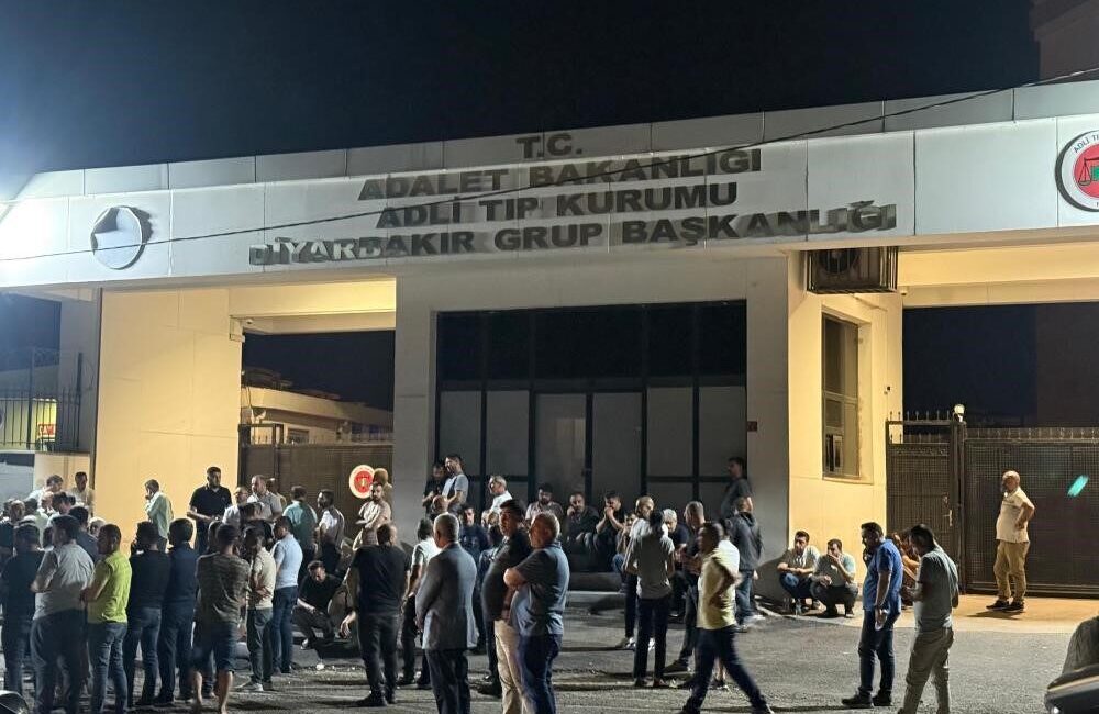 Diyarbakır’ın merkez Kayapınar ilçesinde husumetli akraba aileler arasında çıkan silahlı