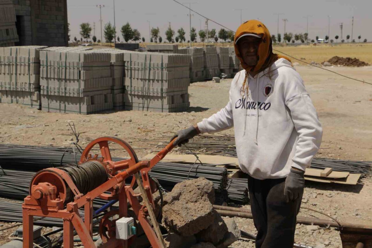 Diyarbakır’da etkisini artıran aşırı sıcak hava, inşaat işçilerini zor durumda